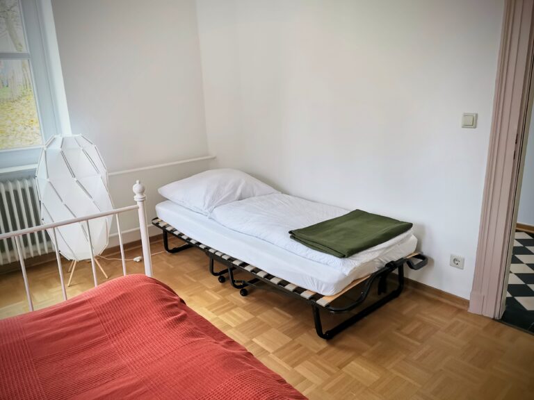 Ferienwohnung-Altes-Pfarrhaus-Kobern-Schlafzimmer-Beistellbett